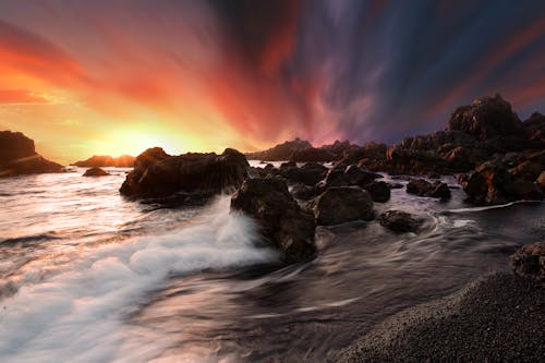 Onde Dell'oceano Che Si Infrangono Sulle Rocce Durante Il Tramonto