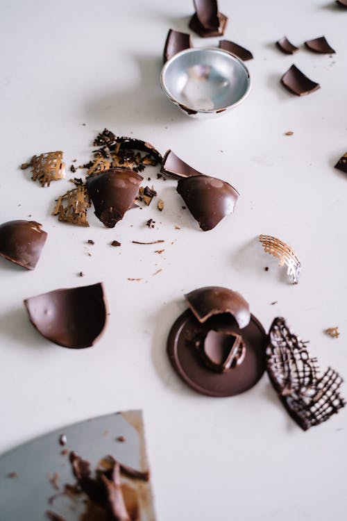 gratis Bruine En Witte Chocolade Op Witte Keramische Plaat Stockfoto