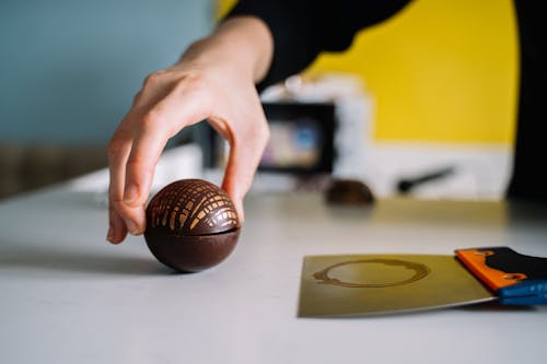 Orang Yang Memegang Bola Basket Coklat Di Atas Meja Kayu Coklat