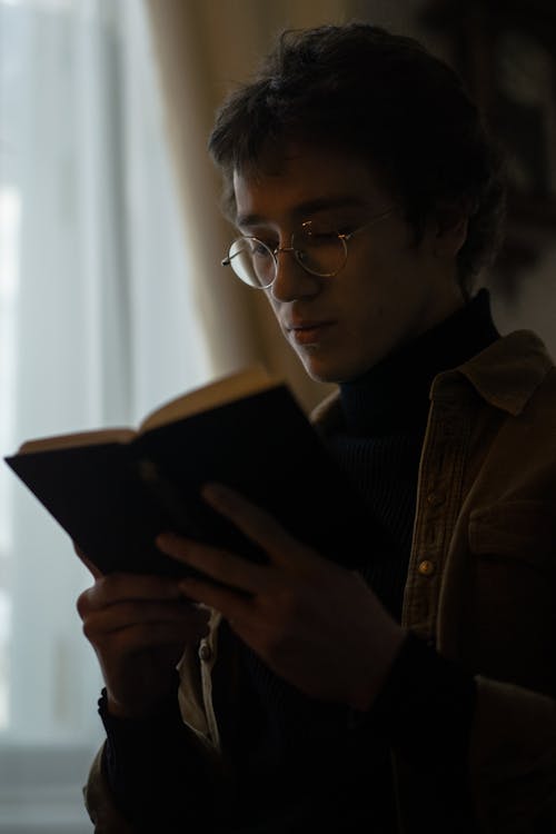 Fotobanka s bezplatnými fotkami na tému číta knihu, človek, dioptrické okuliare