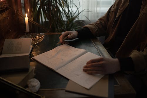 Darmowe zdjęcie z galerii z ciemny pokój, notatnik, osoba