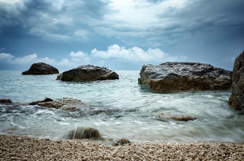 bezplatná Základová fotografie zdarma na téma kameny, moře, mraky Základová fotografie