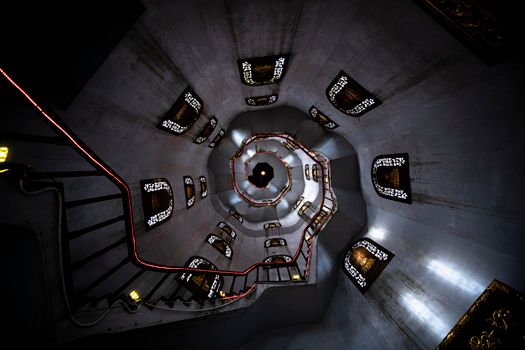 Lebendige Lichter & Wendeltreppe – Architektur Hintergrundbild