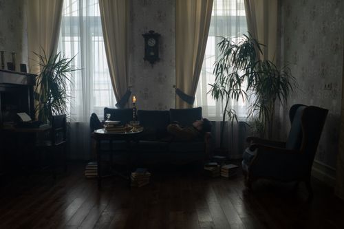 Free A dimly lit vintage living room featuring cozy furniture and candlelight ambiance. Stock Photo