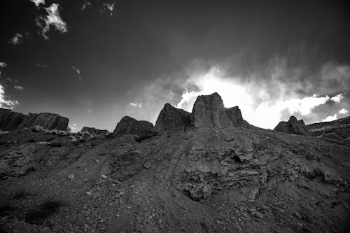 Fotobanka s bezplatnými fotkami na tému čierny a biely, extrémny terén, hory