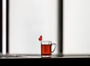 一只蝴蝶停在一杯茶上，营造出平静而简单的氛围