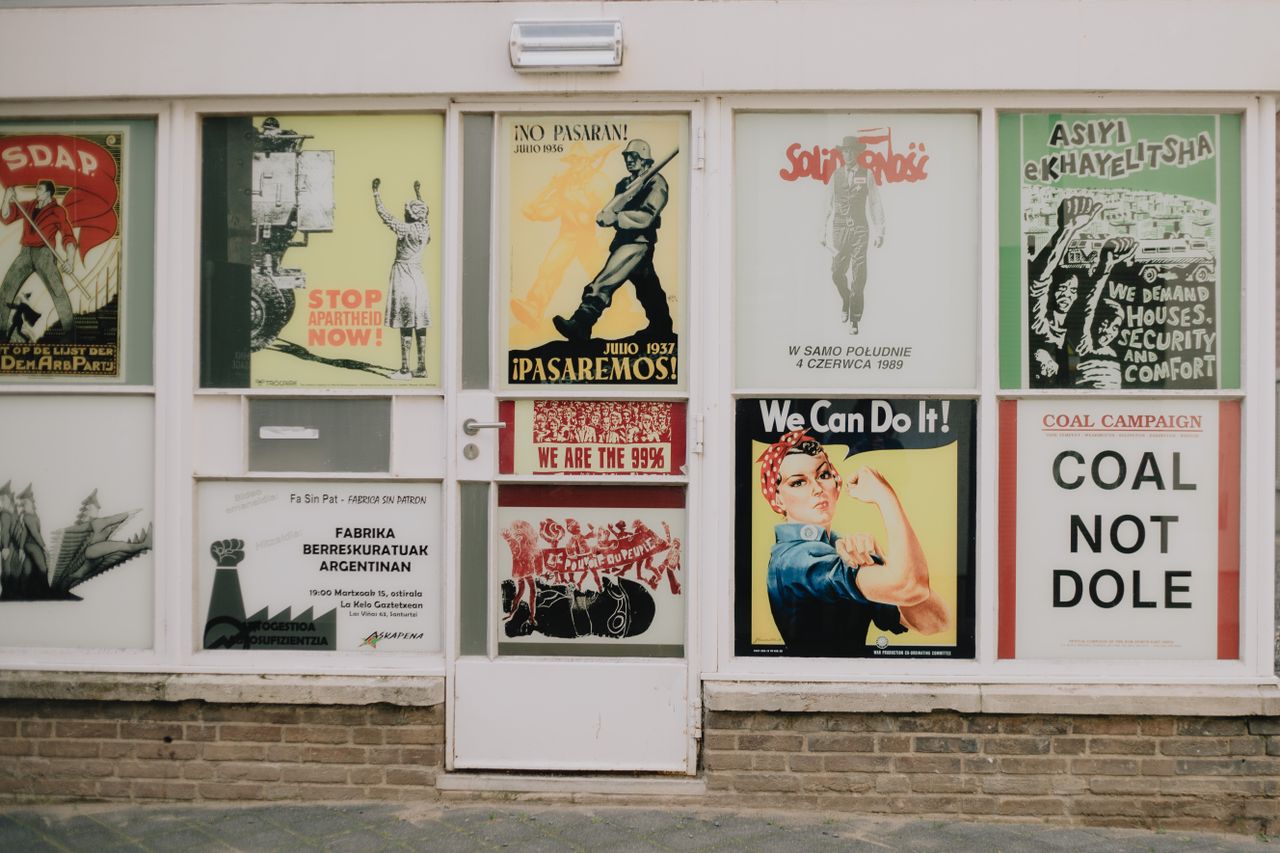 Téhéran : le régime utilise d’immenses affiches pour diffuser son récit de guerre