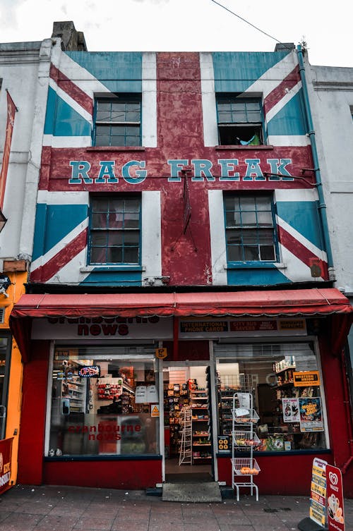Free Building in City Painted Like a United Kingdoms Flag Stock Photo