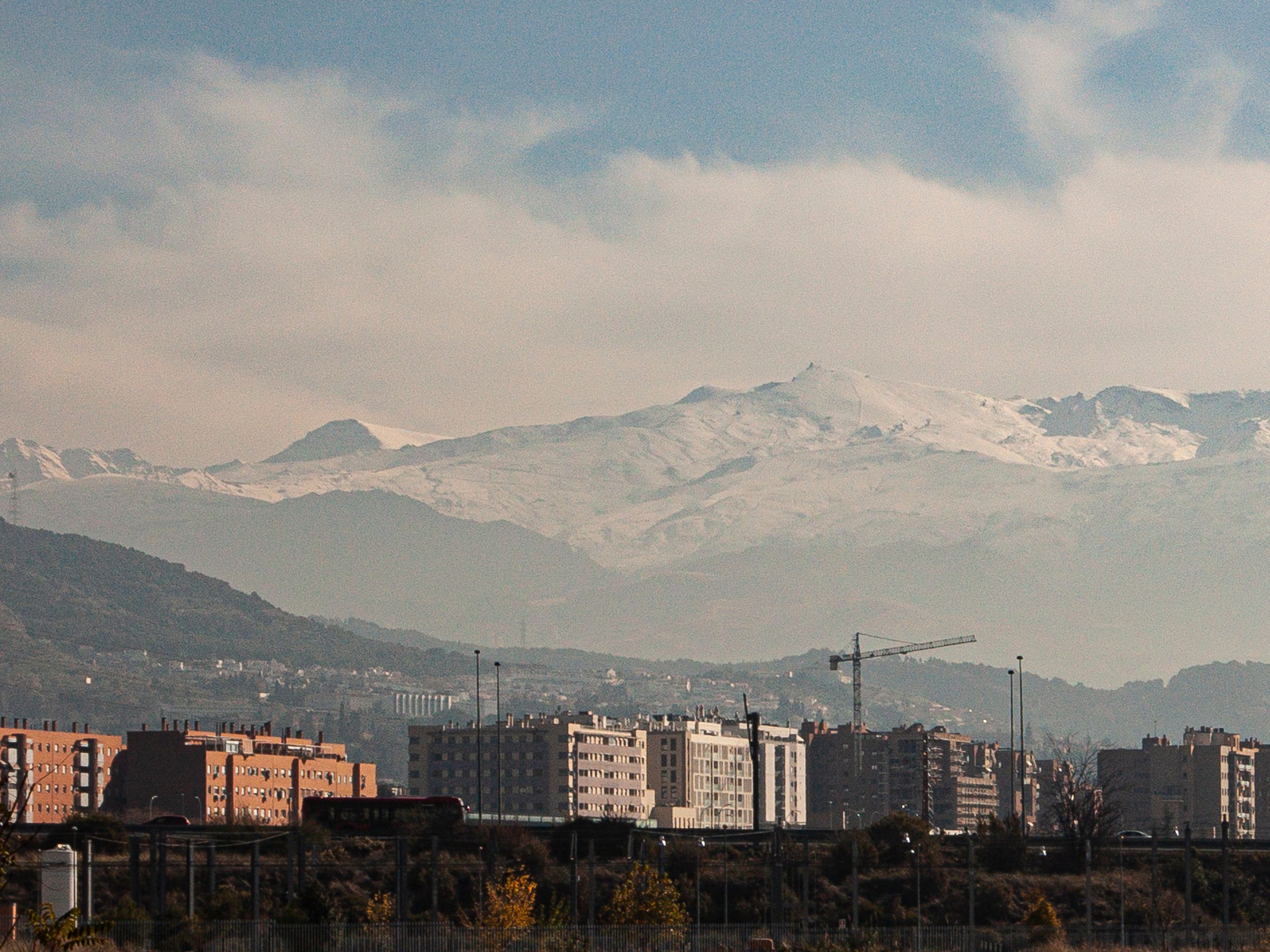 Granada con Sierra Nevada nevada al fondo
