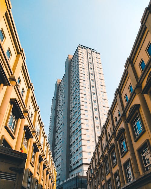 Edifício De Concreto Marrom E Branco