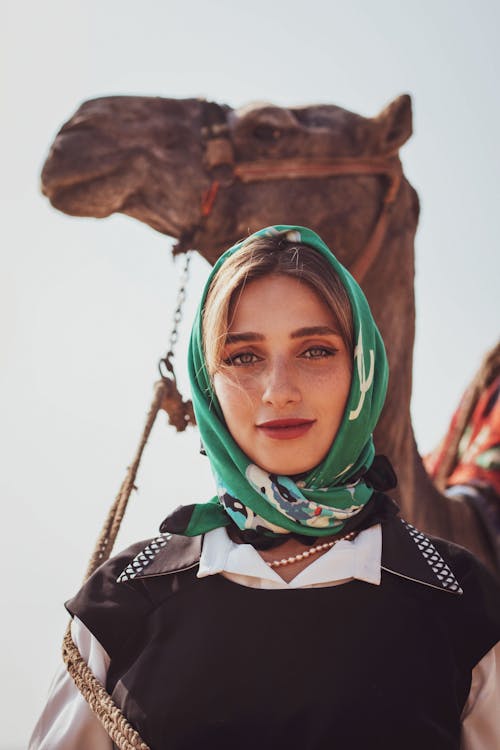 Kobieta W Zielono Czarnym Hidżabie