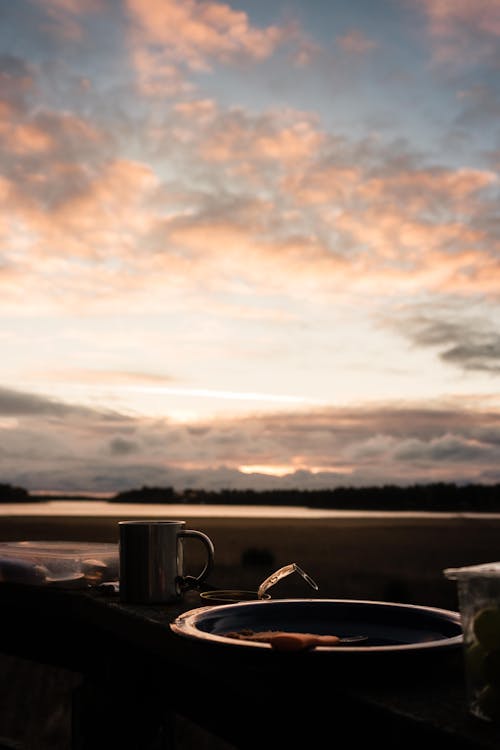 コーヒーマグカップ, ドラマチックな空, 垂直ショットの無料の写真素材