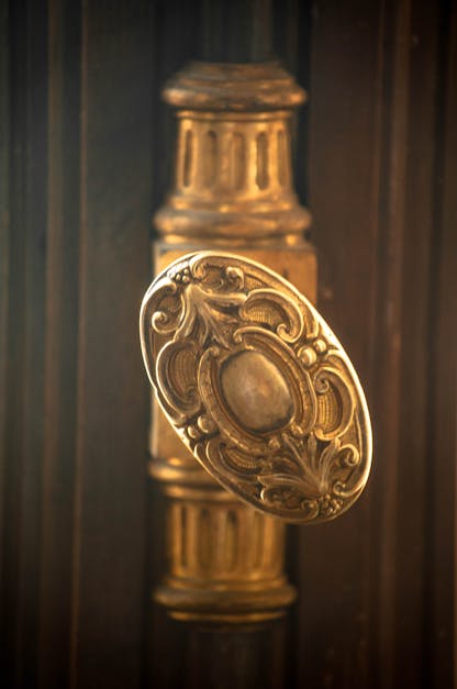 How to polish bronze door handles