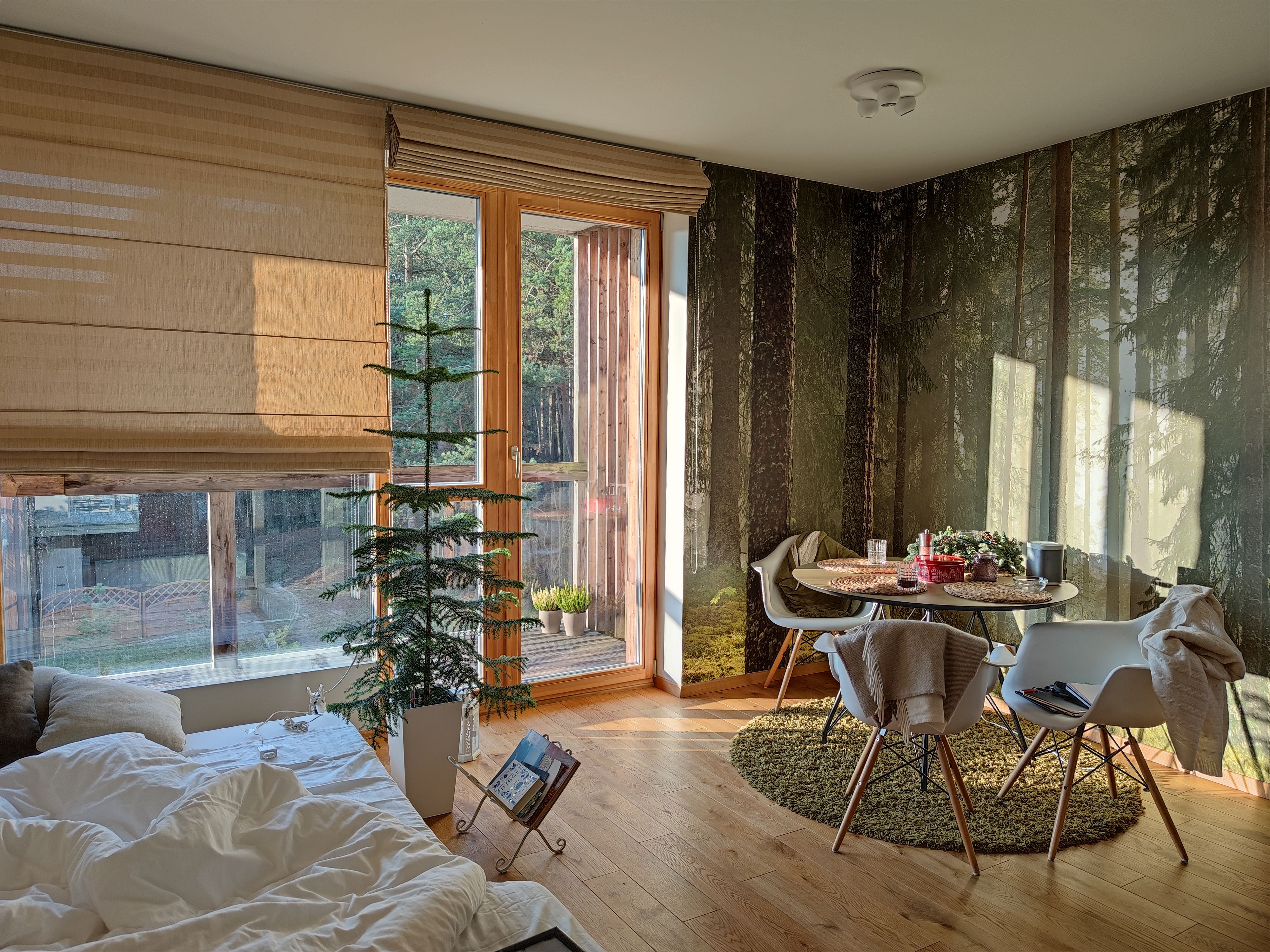 Gezellige hoek met bosachtige decoraties en boeken.