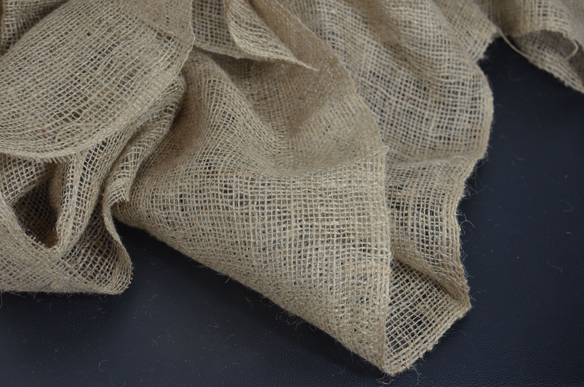 紗簾訂製價格怎麼算?厚薄、材質、幅寬影響全解析 From above of natural crumpled textile with rough texture and thin fibers between tiny holes