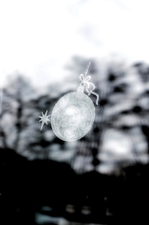 免费 灰度摄影中的银色圆形圣诞摆设 素材图片