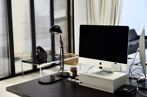 Silber Imac Auf Schwarzem Holztisch