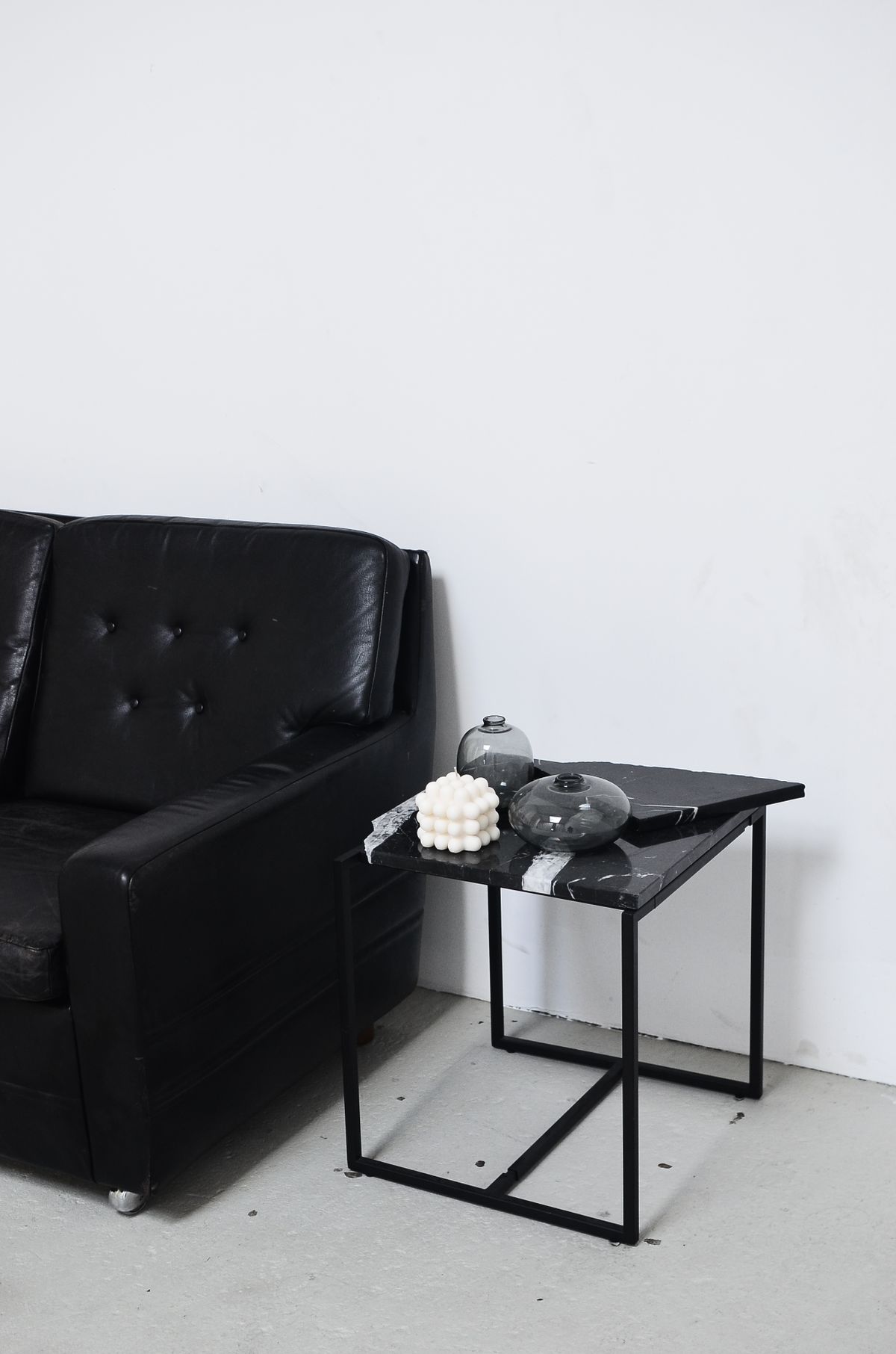 Kleiderständer und warmes Licht in der Boutique