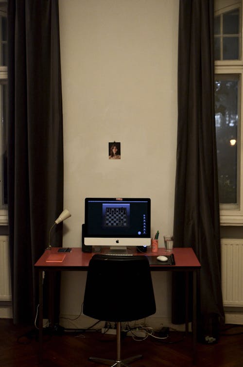 갈색 나무 책상에 검은 평면 스크린 컴퓨터 모니터