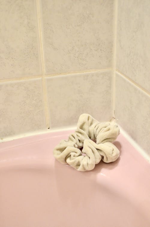 Washing bathtub with gray scrunchie