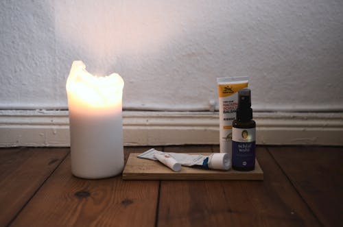 Biała świeca Na Brązowy Drewniany Stół