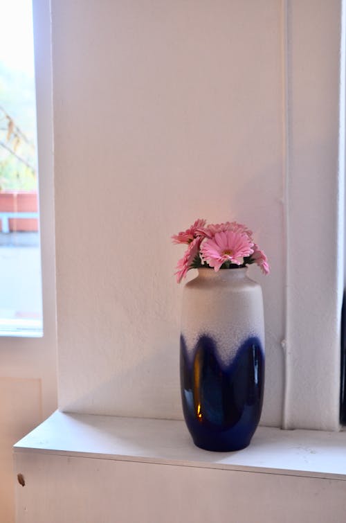 蓝色陶瓷花瓶中的粉色和白色花朵