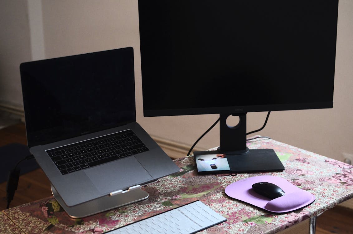Free Laptop and monitor on desk Stock Photo