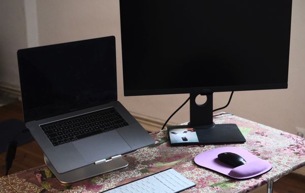 Laptop ergonomics: fixing the laptop hunch