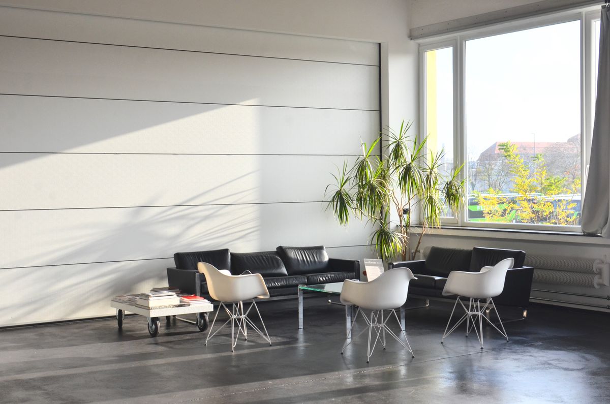 Canapé convertible moderne dans salon avec coussins confortables