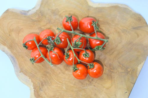 Gratis Tomat Merah Di Papan Pemotong Kayu Coklat Foto Stok