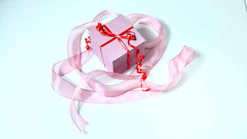 Confezione Regalo Rossa Su Sfondo Bianco