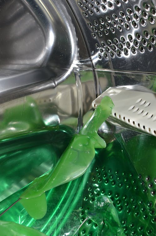 不銹鋼水槽上的綠色塑料氣球
