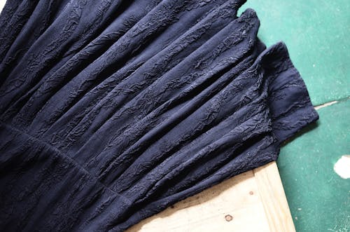 Zwart Textiel Op Bruine Houten Tafel