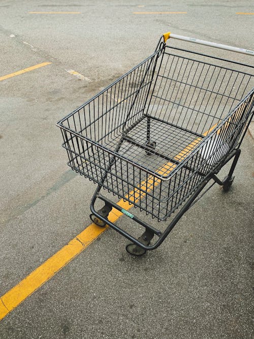 Fotos de stock gratuitas de asfalto, carro de empuje, carro de la compra