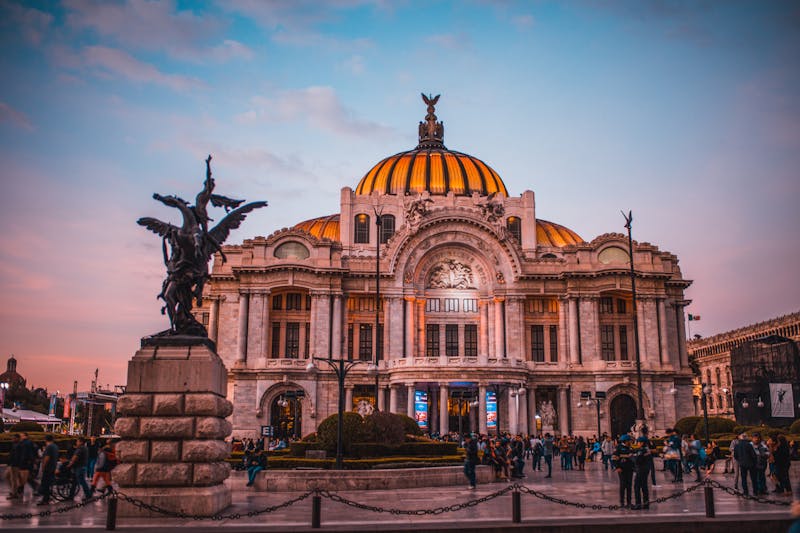 Coucher de soleil au Palais des Beaux-Arts à Mexico, animé par les touristes.