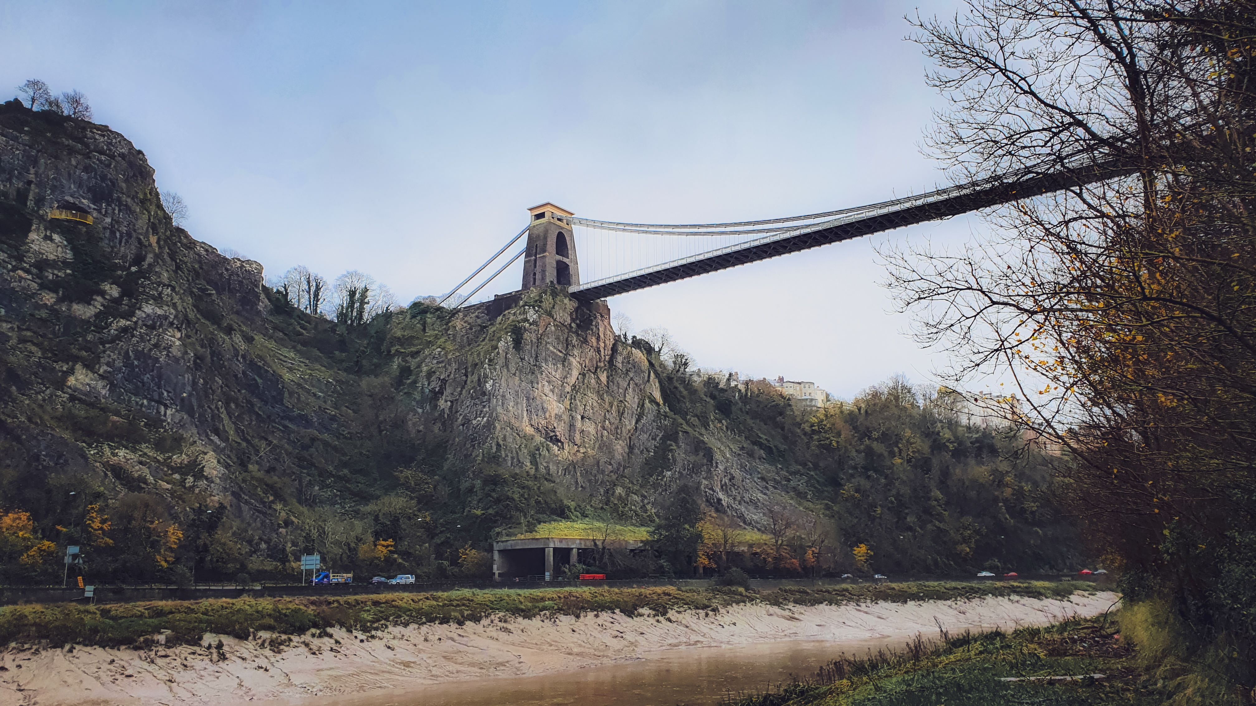 Puente colgante sobre un desfiladero rocoso, por encima de un río pintoresco, en Bristol, Reino Unido.