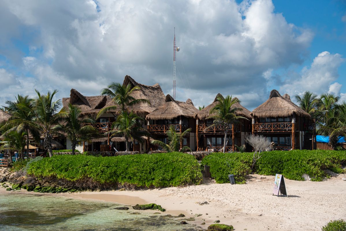 Plage de Cancún au Mexique avec eau turquoise et hôtels en arrière-plan
