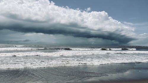 Kostenloses Stock Foto zu die wellen, küstenlandschaft, niedrige wolken