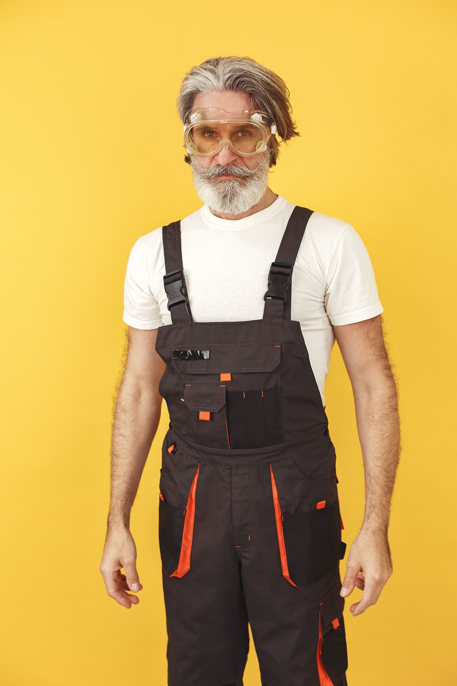 Artisan barbu en tenue de protection, sérieux et rigueur professionnelle