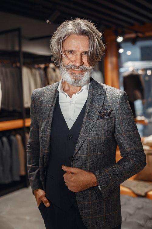 Free Elegant senior man with beard in a stylish suit, posing confidently indoors. Stock Photo