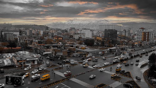 akşam karanlığı, Araçlar, binalar içeren Ücretsiz stok fotoğraf