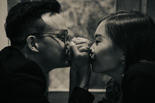Fotobanka s bezplatnými fotkami na tému ázijský pár, blízky, bočný pohľad