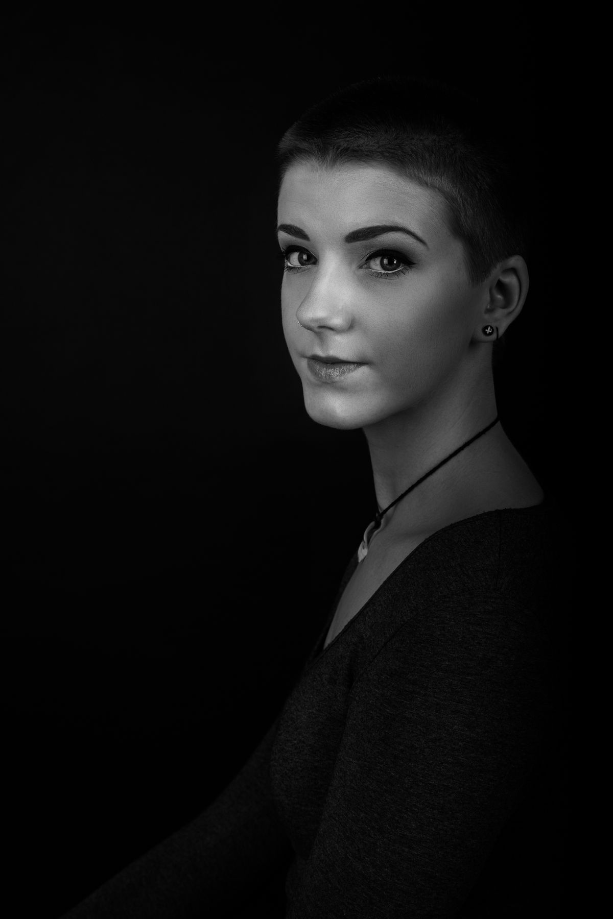 Retrato em preto e branco de mulher adulta com corte pixie sofisticado