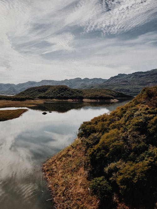 Δωρεάν στοκ φωτογραφιών με κατακόρυφη λήψη, λίμνη, λόφοι
