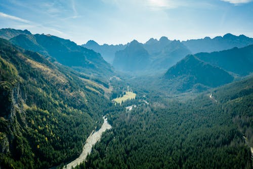 Kostenloses Stock Foto zu bäume, blauen berge, blauer himmel