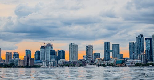 Foto profissional grátis de área metropolitana, beira-mar, centro da cidade