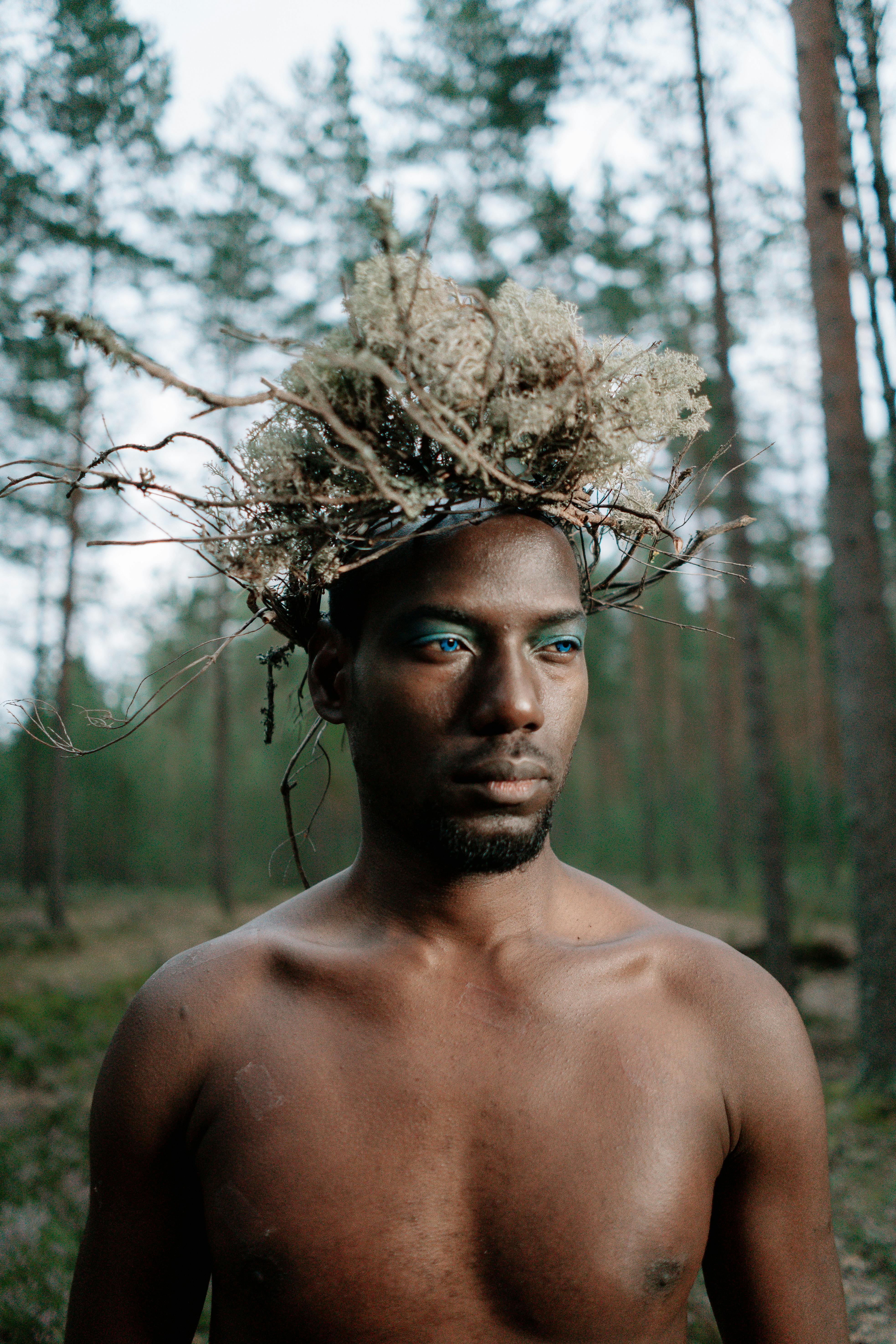 Homem Em Topless Perto De árvores Marrons