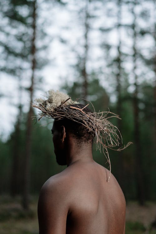 Topless Vrouw Die Zich Dichtbij Groene Bomen Bevindt