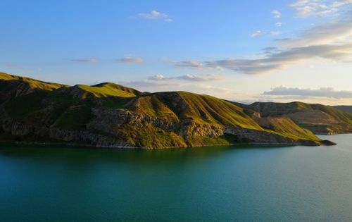 Free Beautiful landscape photography of mountains and lake in Tehran under a blue sky. Stock Photo
