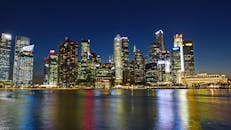 新加坡充满活力的夜色映照着水面，明亮的天际线凸显了城市之美